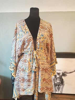 Women's Cream Paisley Tie-Front Kimono Cape